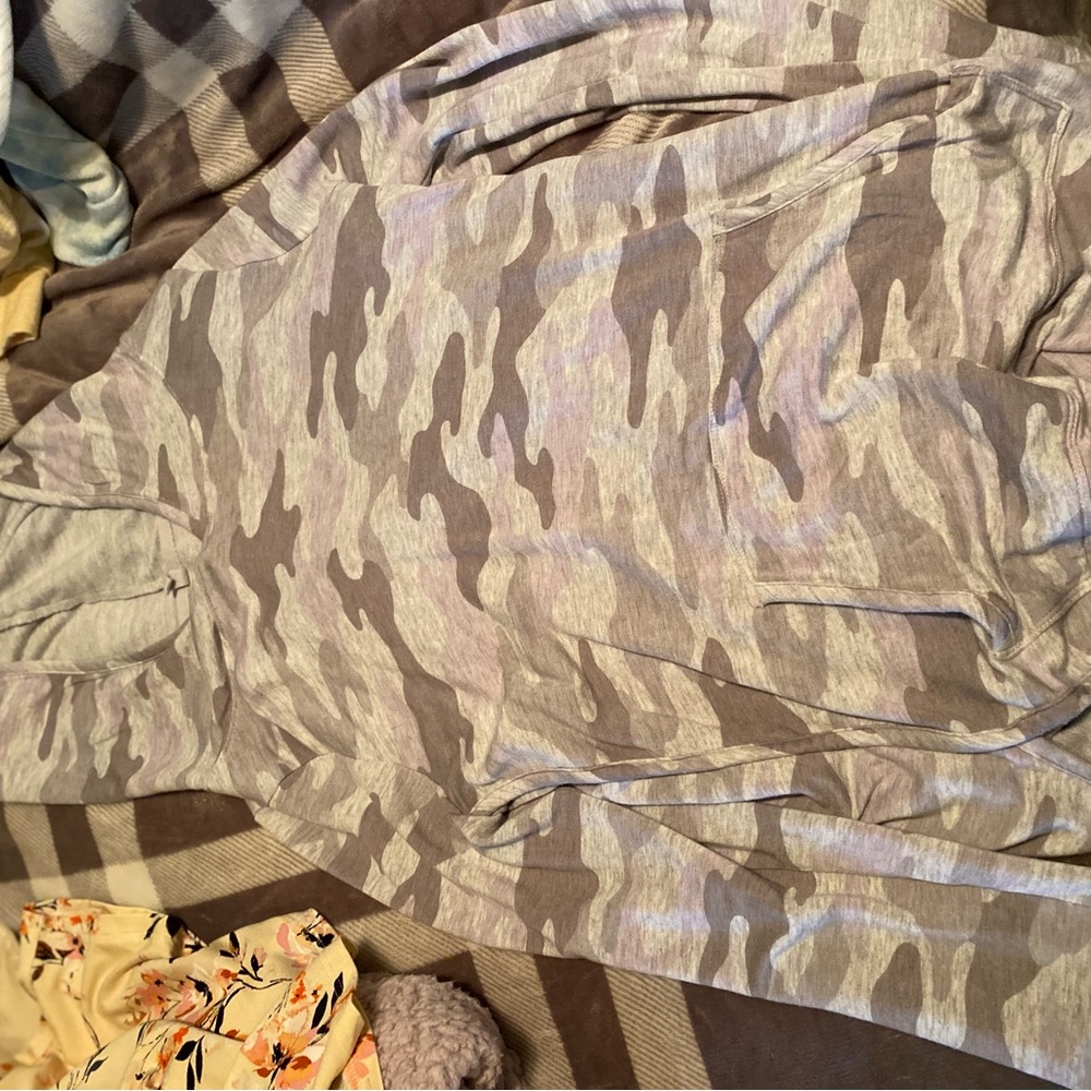 Small market and spruce sweater in good condition